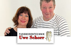 Zwei Mitarbeiter der Firma Fußbodentechnik Uwe Schorr und das Firmenlogo werden dargestellt.