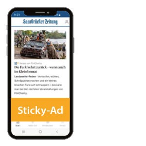 Ein Smartphone mit der SZ-News-App und einem Platzhalter für das Werbemittel "Sticky Ad" wird dargestellt