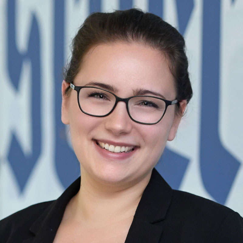 Ein Portrait von Tabea Boecker wird dargestellt.