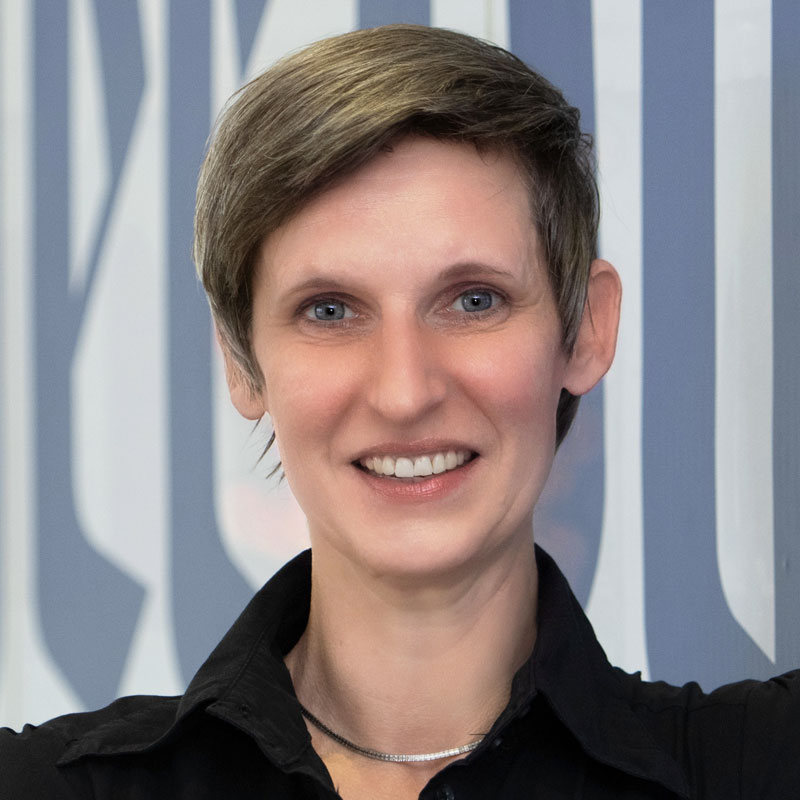 Ein Portrait von Nina Knobe wird dargestellt.
