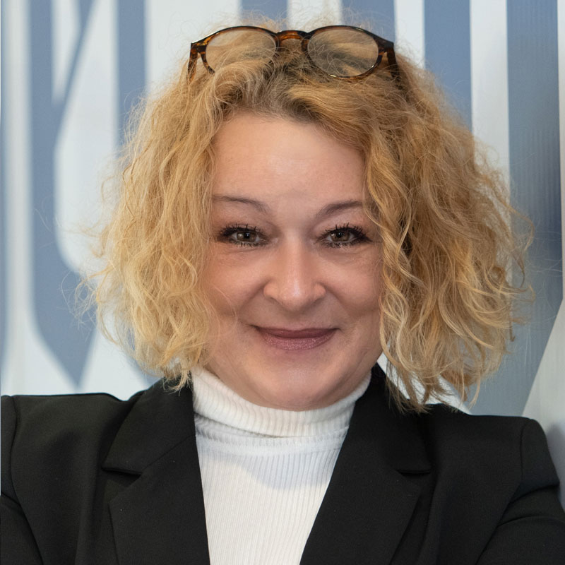 Ein Portrait von Gabriele Weiland wird dargestellt.
