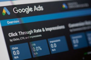 Die Auswertung einer Google Ads Kampagne auf einem Bildschirm ist zu sehen