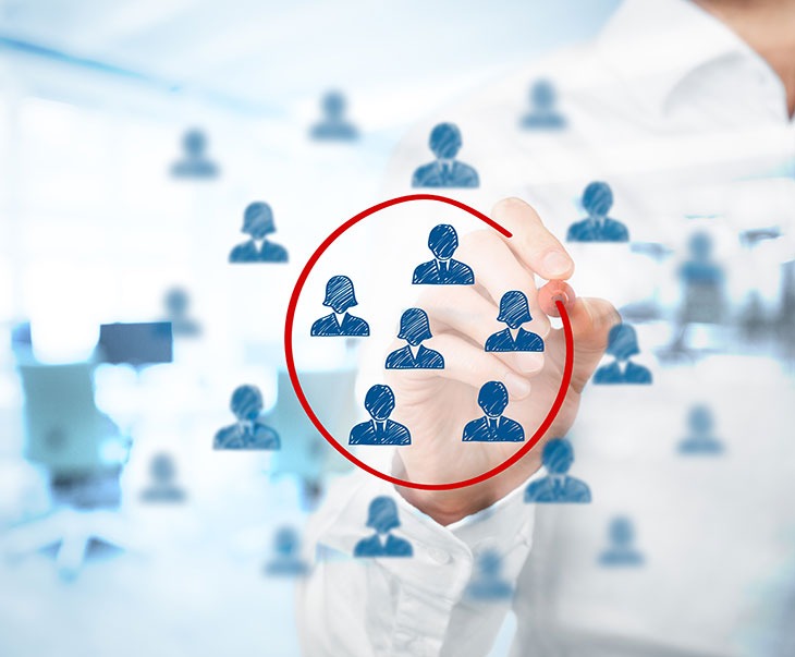 Aus einer Gruppe von mehreren gezeichneten Personen-Icons wurden einige mit einem roten Stift eingekreiset.