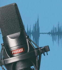 Ein Mikrofon mit der Aufschrift "Podcast wird dargestellt