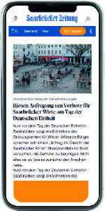 Ein Smartphone mit der SZ-News-App und einem Platzhalter für das Werbemittel "Sticky Ad" wird dargestellt
