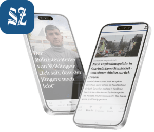 Ein Smartphone mit der SZ-News-App auf dem Display wird dargestellt